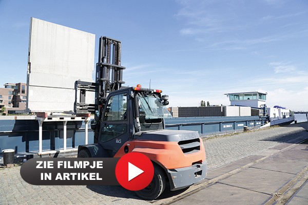 Geluidsmuren voor autosnelweg geleverd via het water (1)