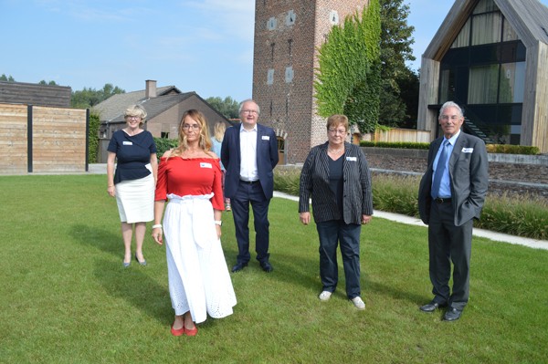 Veerle-Heeren,-Jill-Aquilani,-Jean-Luc-Martin,-Hilde-Cuykx-en-em.-prof.-Jean-Berlamont-(vanaf-l.)-namen-het-woord-tijdens-de-viering-van-110-jaar-ecobeton-water-techno