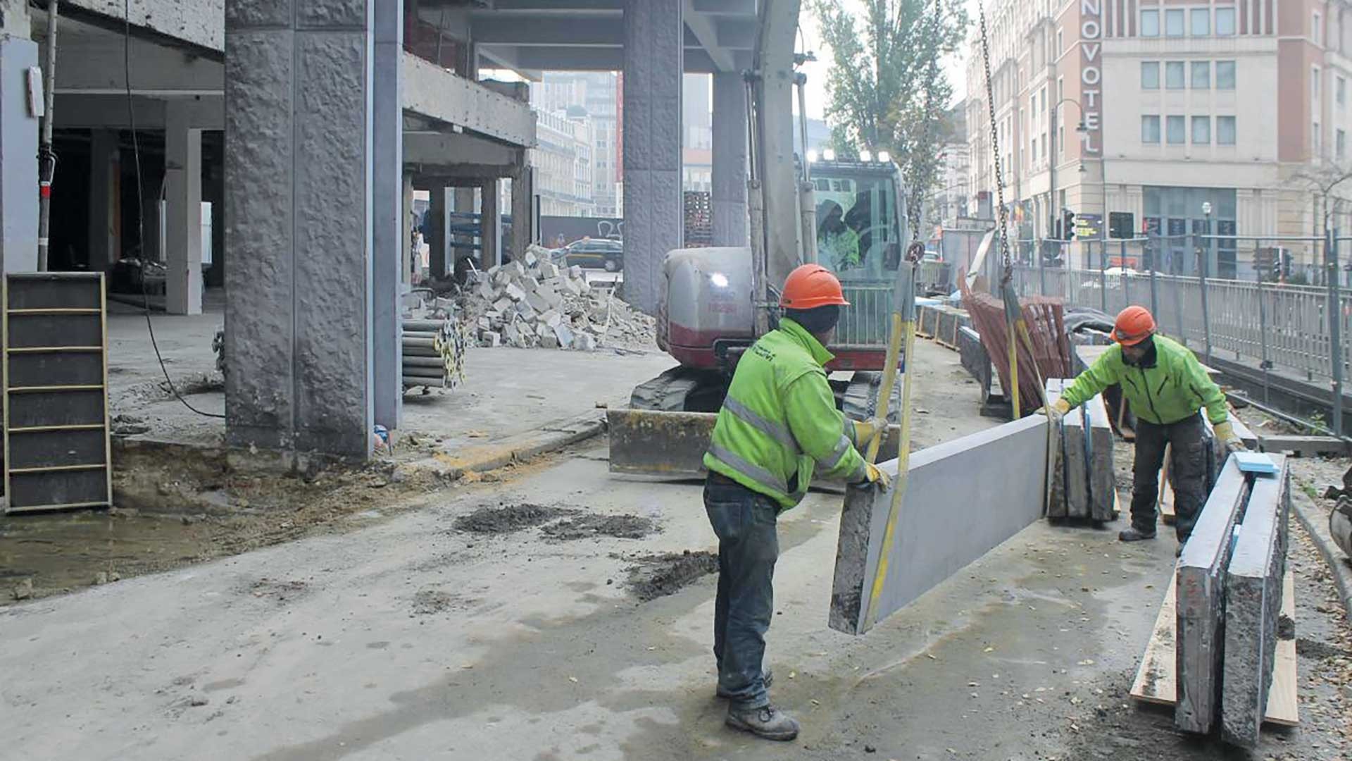 Beeld-6-Ontmanteling-van-gevelbekleding-uit-blauwe-hardsteen-in-het-Multi-project.-Copyright-Rotor-vzw