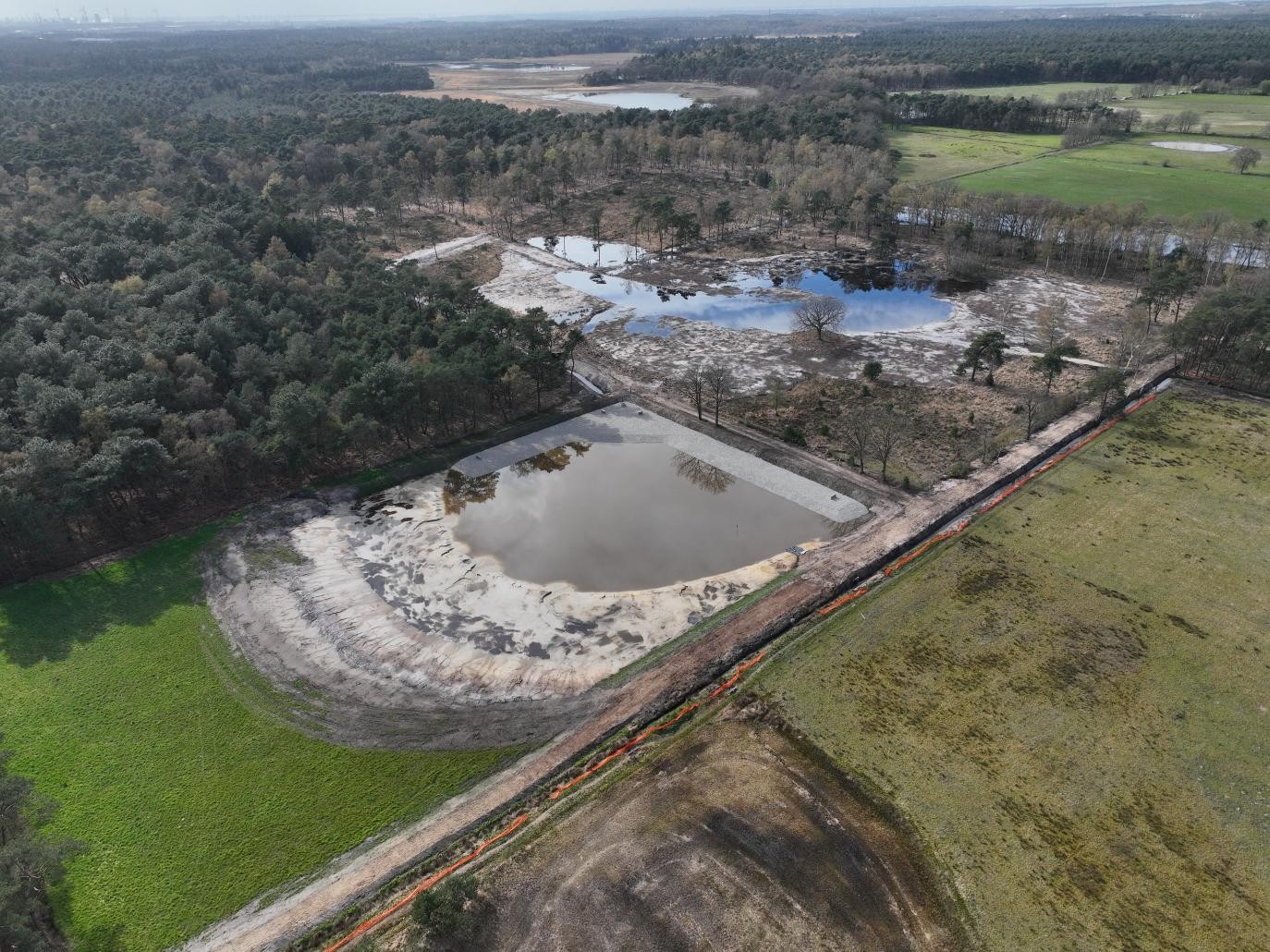 Bovenaanzicht afgewerkte fosfaatfilter met op achtergrond het herstelde Evertandven