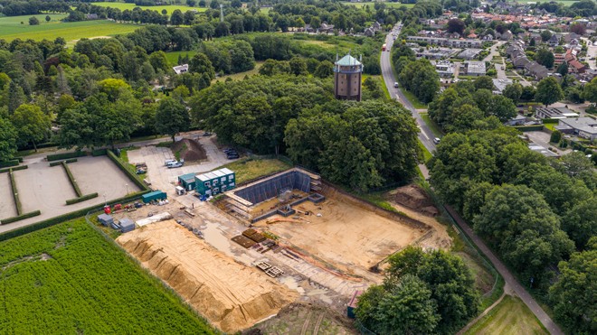 Het-nieuwe-waterreservoir-naast-de-karakteristieke-watertoren-van-Aalten